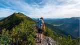 Wanderin in den Blaubergen in Bayern