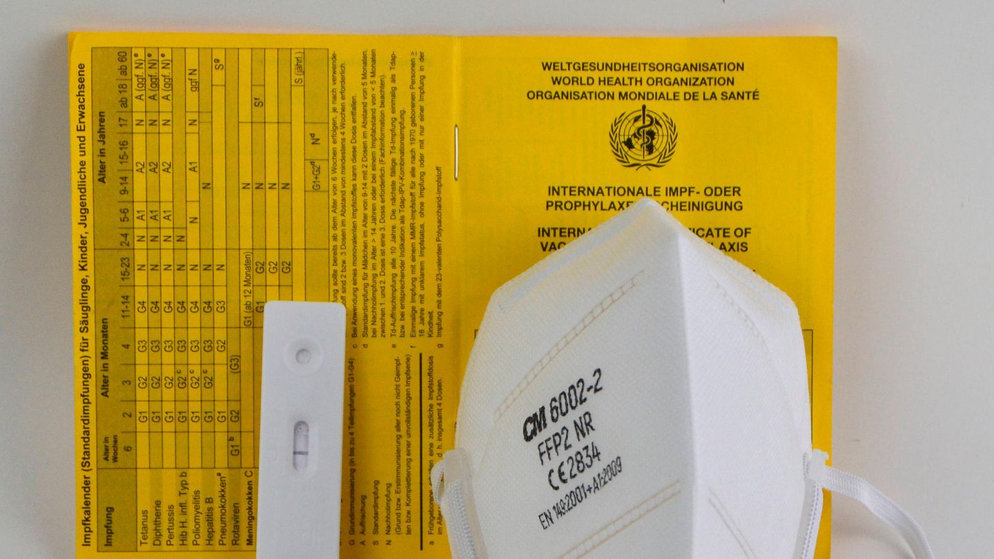 Impfausweis, Test und FFP2-Maske leigen nebeneinander