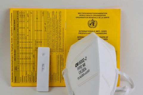 Impfausweis, Test und FFP2-Maske leigen nebeneinander