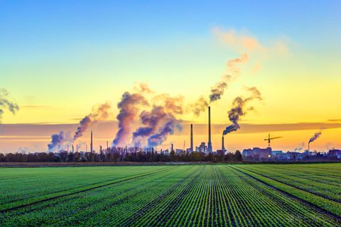 Industriekompex am Rand von Frankfurt: Klimaschutz betrifft nicht nur Industrie und Handel - sondern jede(n)