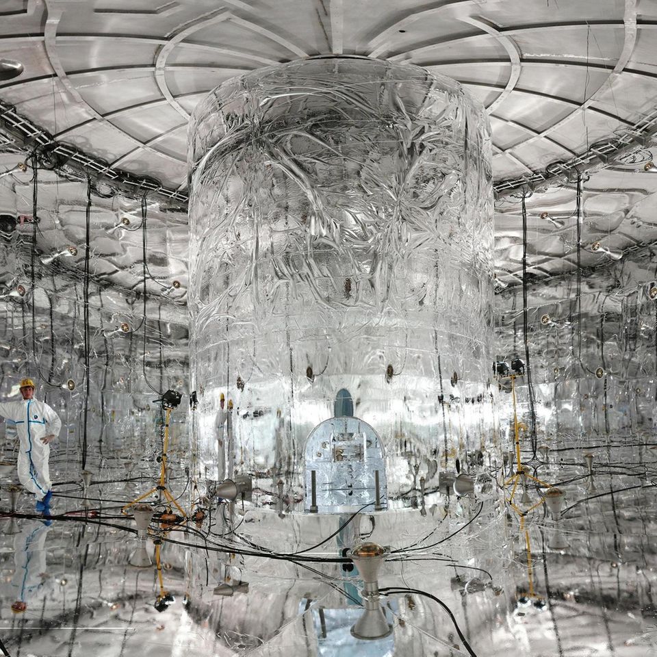 Unterirdisches Versuchslabor für Elementarteilchenphysik: Einblicke in das Laboratori Nazionali del Gran SassoThe inner walls of the water tank are covered by a reflecting foil improving the light detection. This permits the identification of cosmic m...