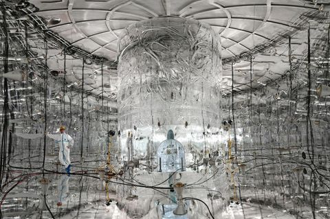 Unterirdisches Versuchslabor für Elementarteilchenphysik: Einblicke in das Laboratori Nazionali del Gran SassoThe inner walls of the water tank are covered by a reflecting foil improving the light detection. This permits the identification of cosmic m...
