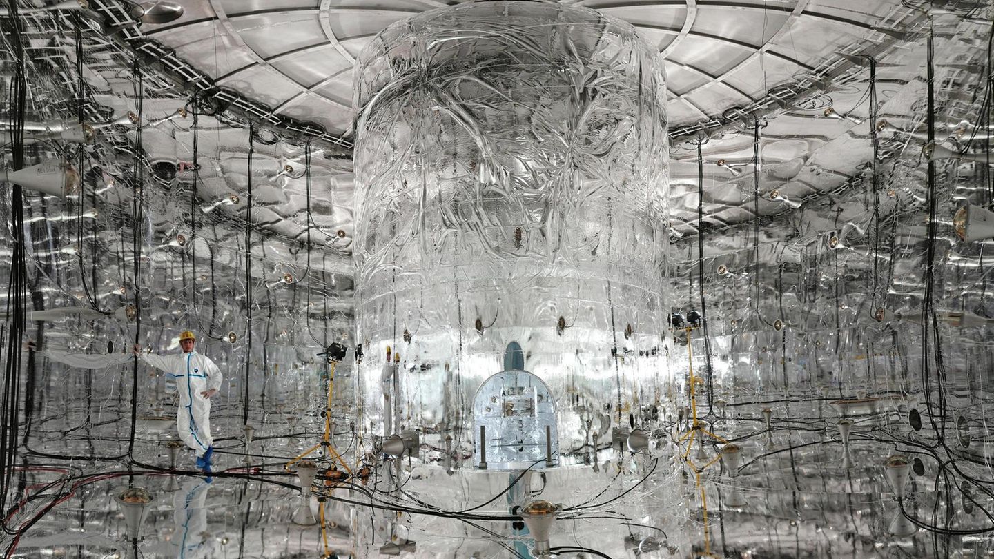 Unterirdisches Versuchslabor für Elementarteilchenphysik: Einblicke in das Laboratori Nazionali del Gran SassoThe inner walls of the water tank are covered by a reflecting foil improving the light detection. This permits the identification of cosmic m...