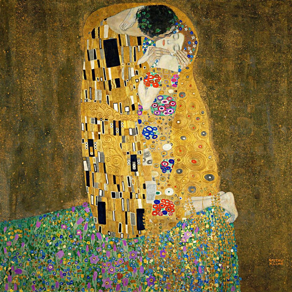 »Der Kuss« von 1908. In die Aura glänzenden Goldes gehüllt, erlebt ein Liebespaar einen Augenblick kosmischer Innigkeit – ein entrücktes Traumbild in Klimts Œuvre, das aber auch reich an Albträumen ist