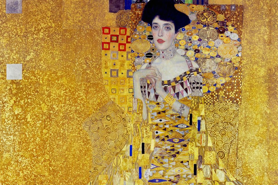 Ganz in Gold scheint die Bankierstochter Adele Bloch-Bauer gewandet zu sein. Das luxuriöse Ornament soll den gesellschaftlichen Status der ­Porträtierten spiegeln – und ihr zugleich ­eine ­besondere ­ Hoheit verleihen (1907)