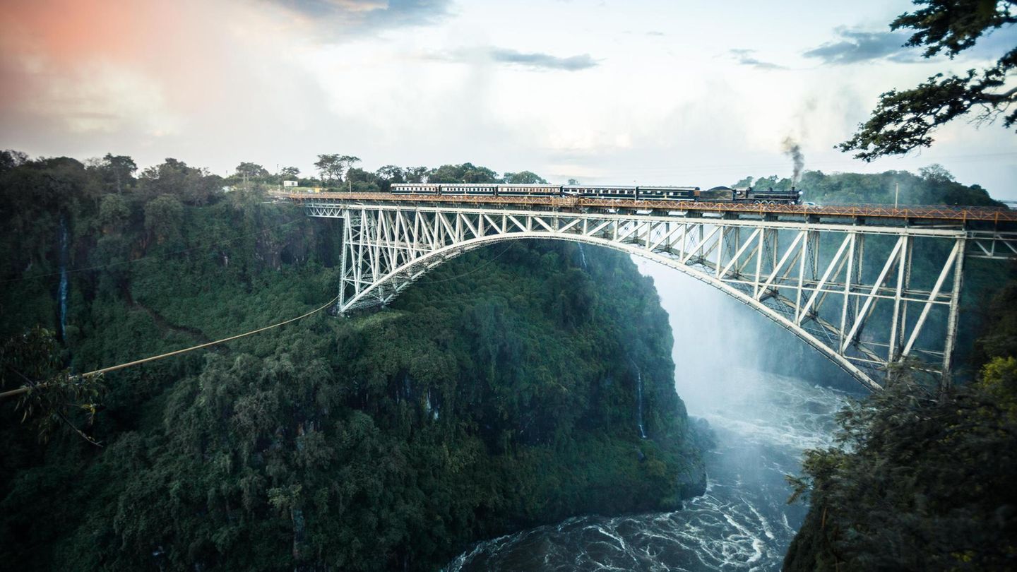 1855 taufte der Entdecker David Livingstone den Wasserfall des Sambesi zu Ehren seiner Königin "Victoria Falls". Die Ein­hei­mischen nennen ihn Mosi oa Tunya, "donnern­der Rauch", wegen der mitunter mehr als 300 Meter hohen Gischtwolke