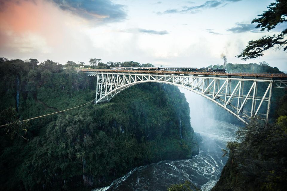 1855 taufte der Entdecker David Livingstone den Wasserfall des Sambesi zu Ehren seiner Königin "Victoria Falls". Die Ein­hei­mischen nennen ihn Mosi oa Tunya, "donnern­der Rauch", wegen der mitunter mehr als 300 Meter hohen Gischtwolke  1.5004