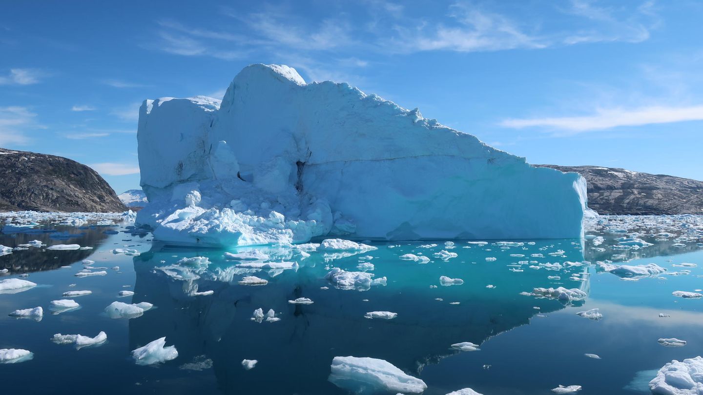 Sinnbild der Klimakrise: ein Eisberg am Sermikik Fjord in Grönland. Zwar wird der globale Meeresspiegel weiter ansteigen, doch neue Studien zeigen, dass der Schaden durch Einhaltung des Pariser Klimaabkommens begrenzt werden könnte