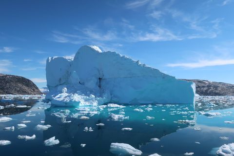 Sinnbild der Klimakrise: ein Eisberg am Sermikik Fjord in Grönland. Zwar wird der globale Meeresspiegel weiter ansteigen, doch neue Studien zeigen, dass der Schaden durch Einhaltung des Pariser Klimaabkommens begrenzt werden könnte