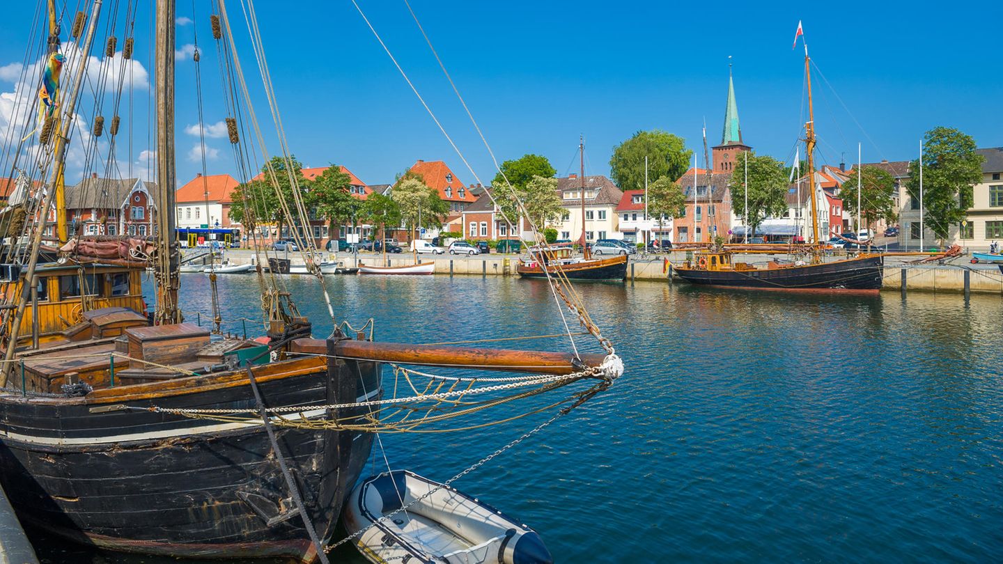Martitimes Flair in Neustadt in Holstein Schiffe im Hafen von Neustadt Holstein