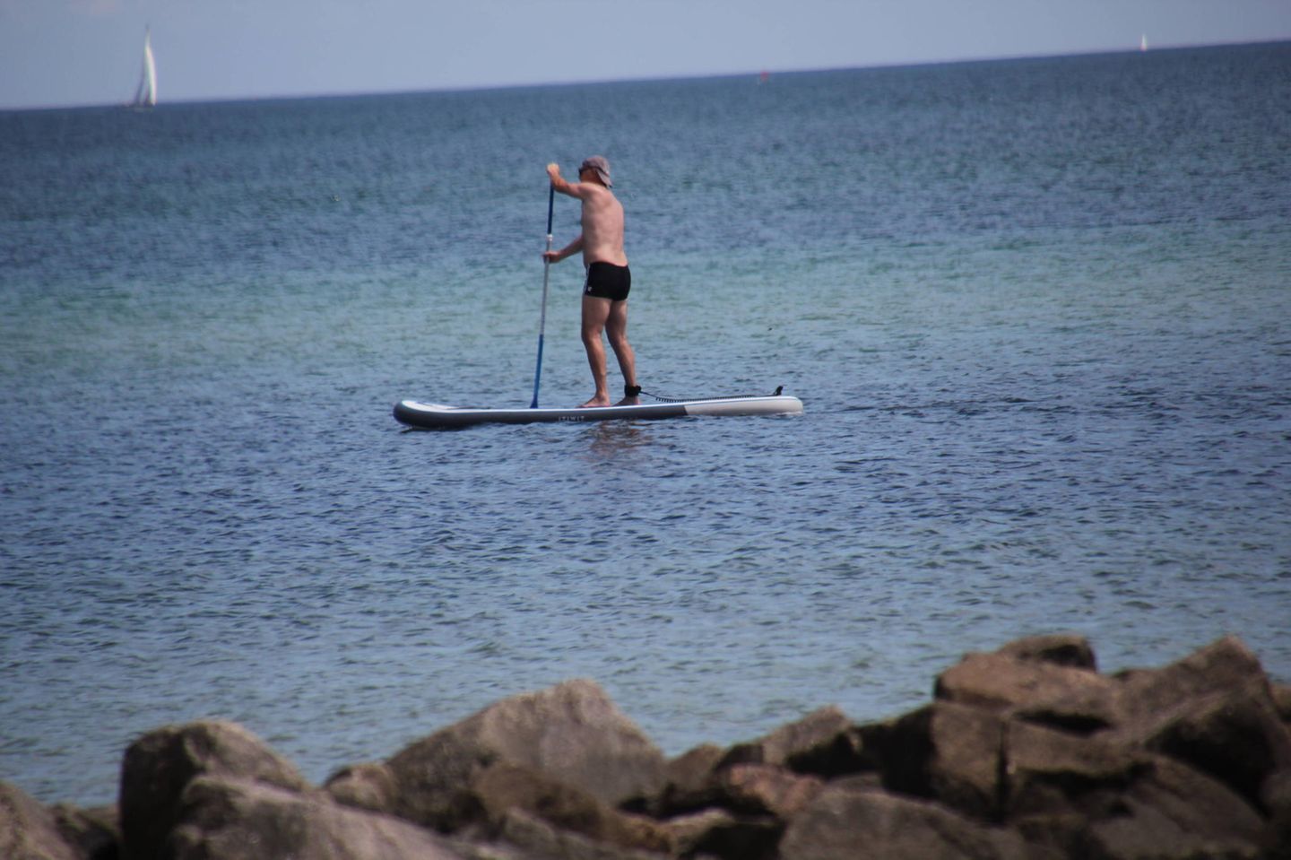 Mann am Strand von Grömitz