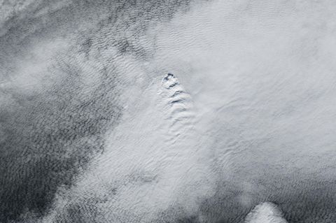 Beinahe perfekte Wellenformen bildeten die Wolken über Island Ende April. Das Naturschauspiel könnte seine Ursache im Ausbruch des Vulkans Fagradalsfjall haben, vermuten Forscher