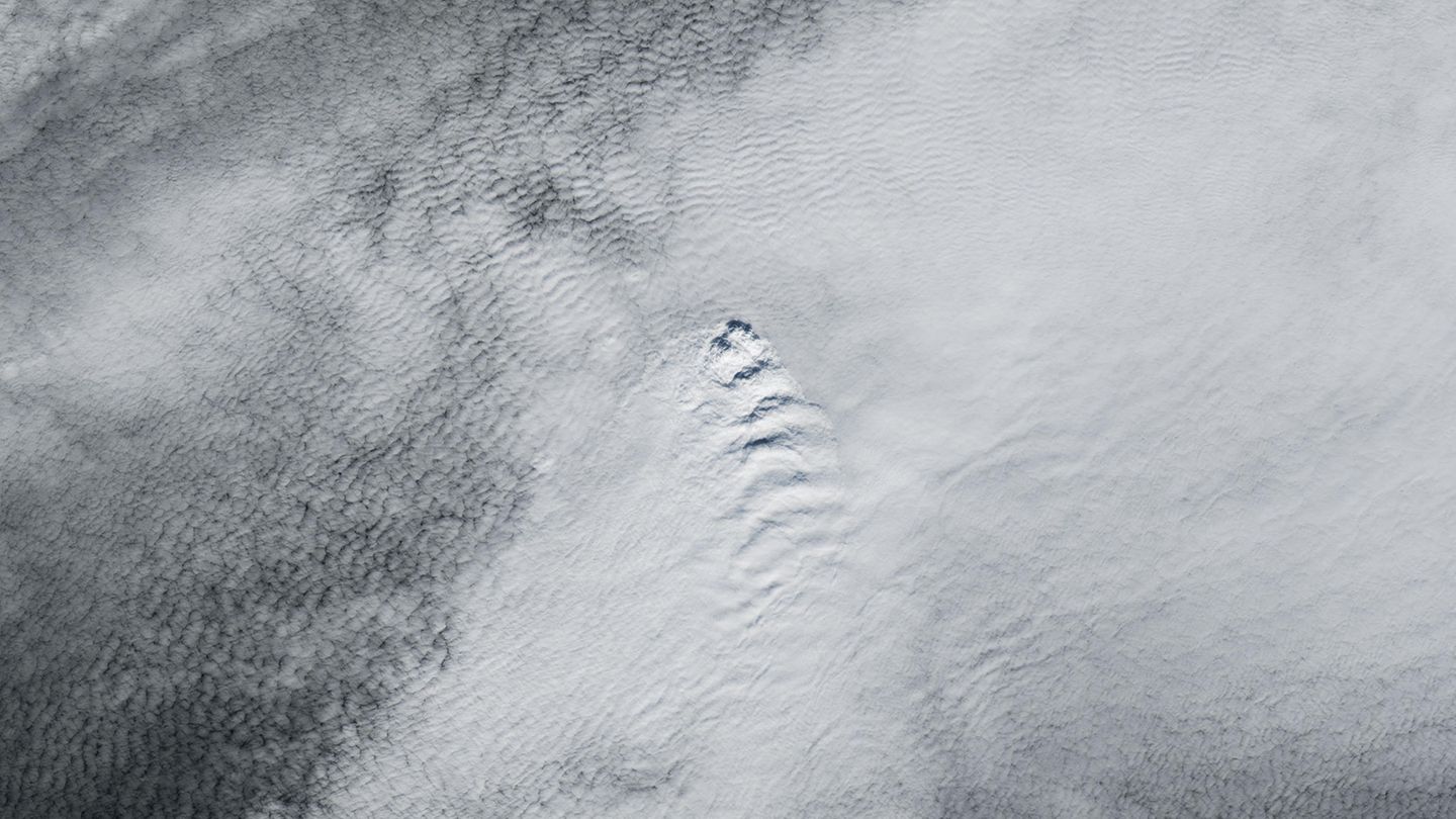 Beinahe perfekte Wellenformen bildeten die Wolken über Island Ende April. Das Naturschauspiel könnte seine Ursache im Ausbruch des Vulkans Fagradalsfjall haben, vermuten Forscher