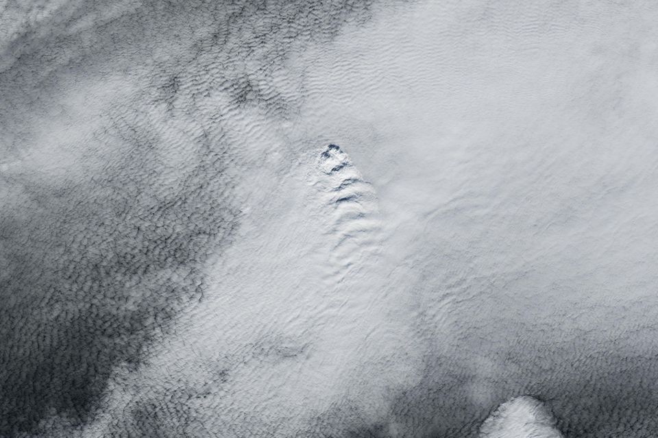 Beinahe perfekte Wellenformen bildeten die Wolken über Island Ende April. Das Naturschauspiel könnte seine Ursache im Ausbruch des Vulkans Fagradalsfjall haben, vermuten Forscher