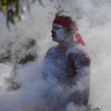 Aboriginie bei einer Rauchzeremonie am Australia Day