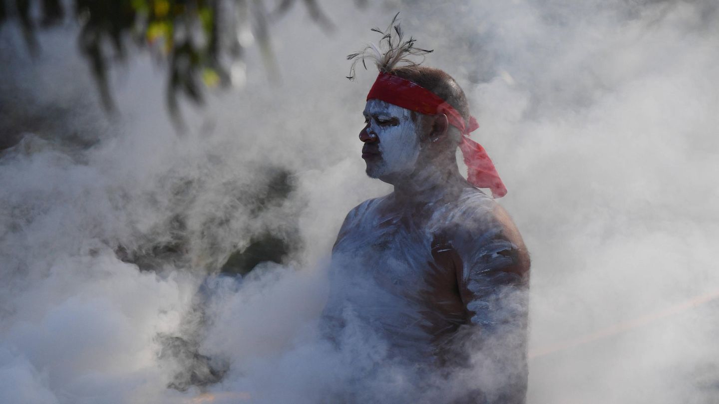 Aboriginie bei einer Rauchzeremonie am Australia Day
