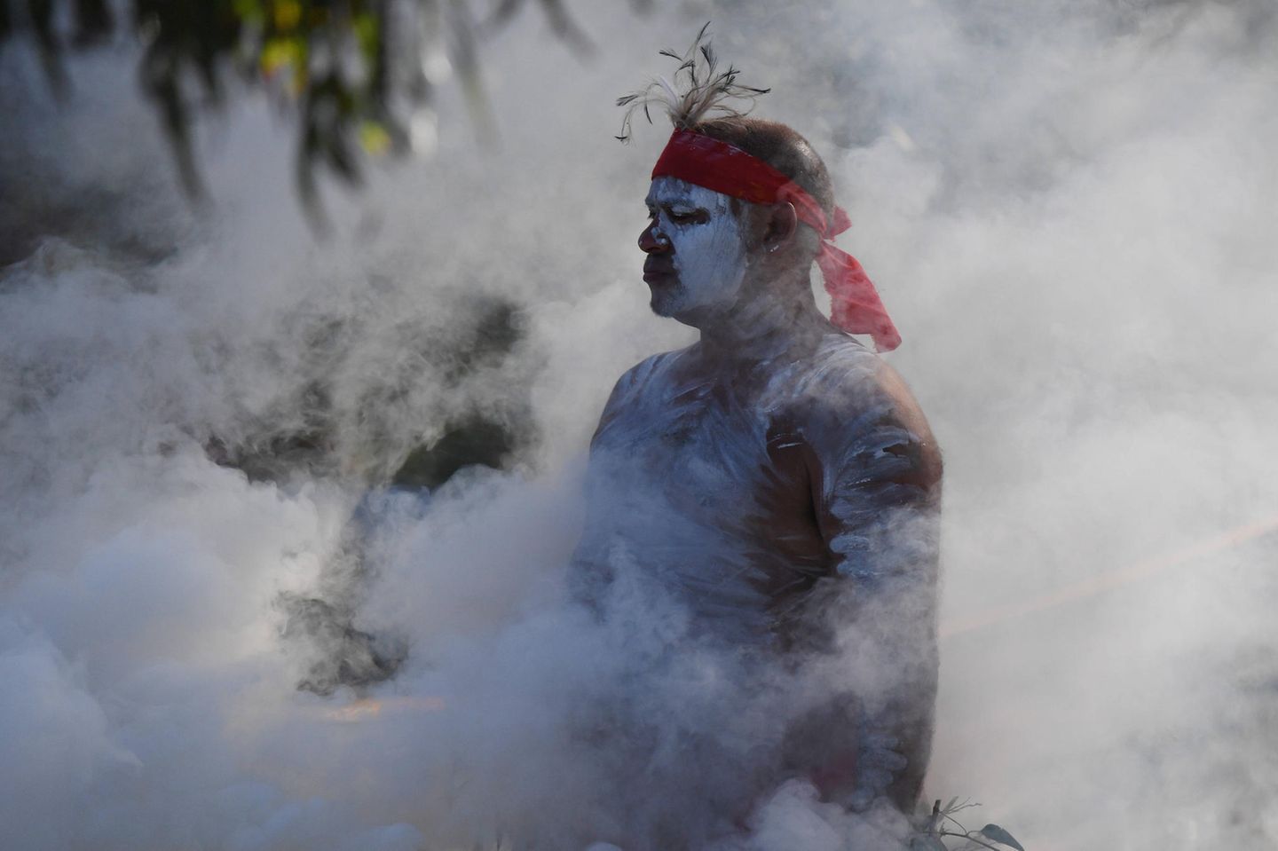 Aboriginie bei einer Rauchzeremonie am Australia Day