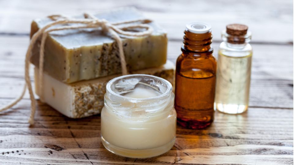 Naturkosmetik auf einem Holztisch Naturkosmetik auf einem Holztisch