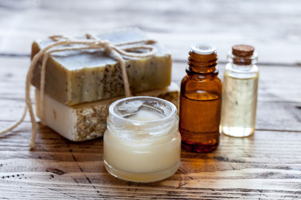 Naturkosmetik auf einem Holztisch Naturkosmetik auf einem Holztisch