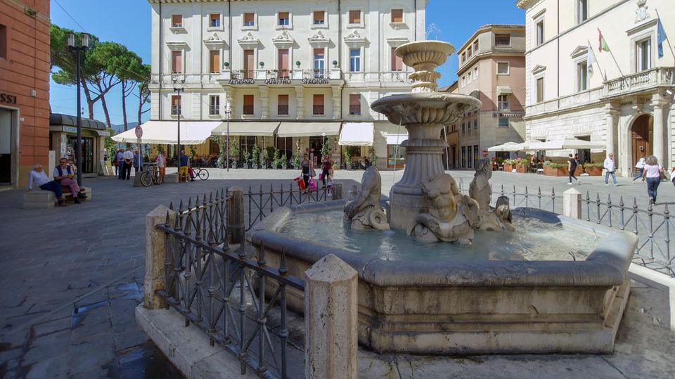 Arbeit mit Urlaubsflair: Piazza Vittorio in der Altstadt von Rieti (Archiv) Piazza Vittorio in der Altstadt von Rieti (Archiv)