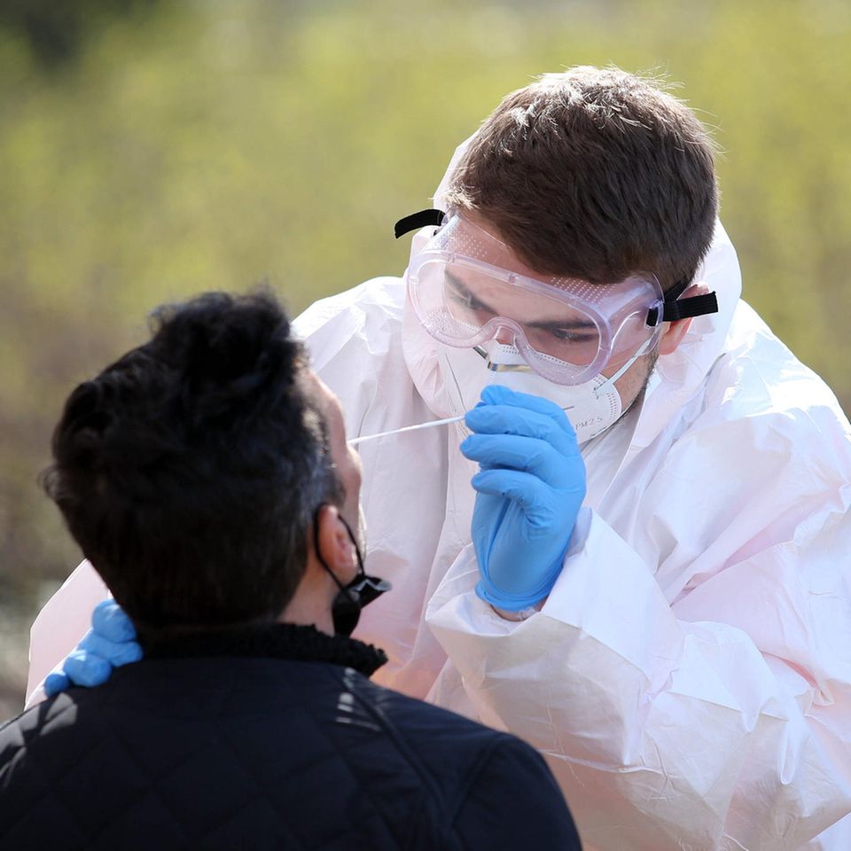 Bei einigen Menschen zeigt der Corona-PCR-Test ein positives Ergebnis an, obwohl die Infektion schon länger zurückliegt und es auch keine erneute gibt