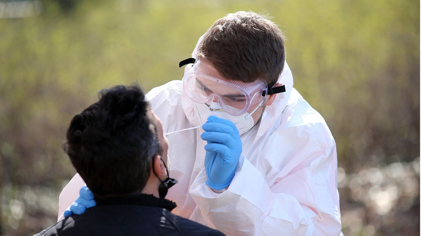 Bei einigen Menschen zeigt der Corona-PCR-Test ein positives Ergebnis an, obwohl die Infektion schon länger zurückliegt und es auch keine erneute gibt
