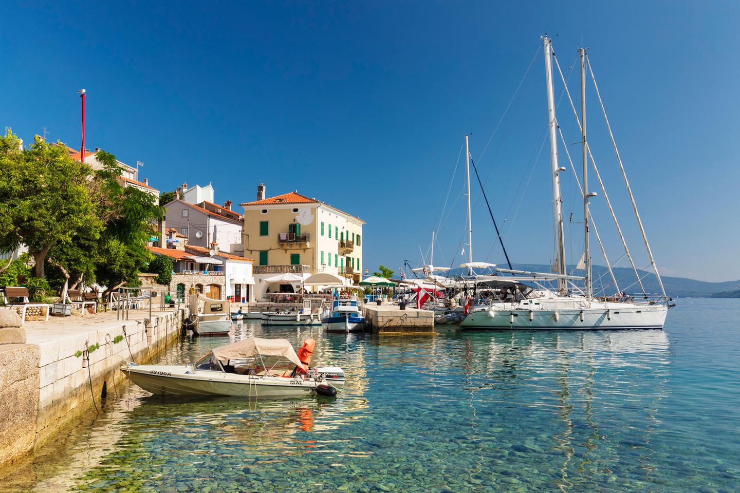 Boote im Hafen von Valun, Insel Cres