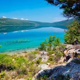 Vrana See bei blaumen Himmel auf der Insel Cres