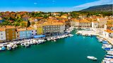 Hafen der Stadt Cres auf der Insel Cres, Kroatien