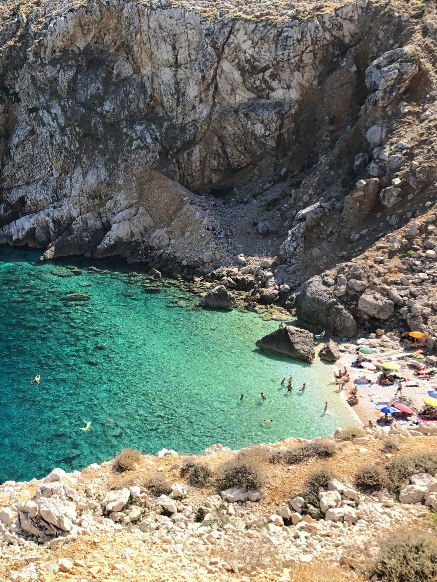 Mali Bok Strand, umgeben von hohen Klippen auf der Insel Cres