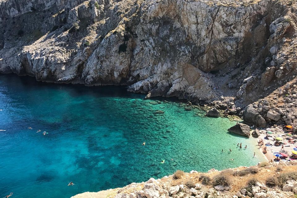 Mali Bok Strand, umgeben von hohen Klippen auf der Insel Cres