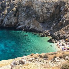 Mali Bok Strand, umgeben von hohen Klippen auf der Insel Cres