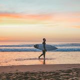 Salz- oder Süßwasser, Meeres- oder Binnenseestrand, Forstwege oder Promenaden? Die Stadt Lacanau zwischen dem Mündungstrichter der Gironde und der Bucht von Arcachon bietet all dies. Hier bieten sich eine Fülle von Sport- und Freizeitmöglichkeiten: Surfen, Kitesurfen, Wandern, Stehpaddeln, Radeln, Sonnenbaden, Schwimmen und Strandspaziergänge. Wer sich in den Atlantik stürzt, muss hier und andernorts vorsichtig sein. Tiefen und Strömungen sind unberechenbar. Zudem beträgt der Tidenhub mehrere Meter.