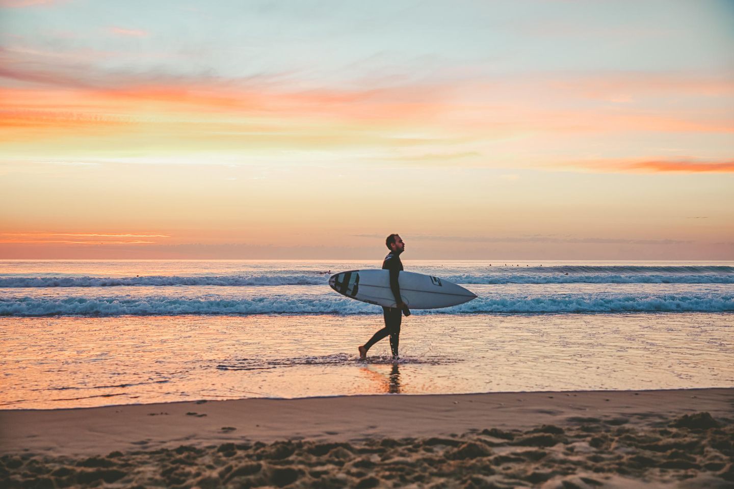 Salz- oder Süßwasser, Meeres- oder Binnenseestrand, Forstwege oder Promenaden? Die Stadt Lacanau zwischen dem Mündungstrichter der Gironde und der Bucht von Arcachon bietet all dies. Hier bieten sich eine Fülle von Sport- und Freizeitmöglichkeiten: Surfen, Kitesurfen, Wandern, Stehpaddeln, Radeln, Sonnenbaden, Schwimmen und Strandspaziergänge. Wer sich in den Atlantik stürzt, muss hier und andernorts vorsichtig sein. Tiefen und Strömungen sind unberechenbar. Zudem beträgt der Tidenhub mehrere Meter.