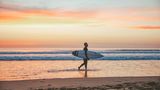 Salz- oder Süßwasser, Meeres- oder Binnenseestrand, Forstwege oder Promenaden? Die Stadt Lacanau zwischen dem Mündungstrichter der Gironde und der Bucht von Arcachon bietet all dies. Hier bieten sich eine Fülle von Sport- und Freizeitmöglichkeiten: Surfen, Kitesurfen, Wandern, Stehpaddeln, Radeln, Sonnenbaden, Schwimmen und Strandspaziergänge. Wer sich in den Atlantik stürzt, muss hier und andernorts vorsichtig sein. Tiefen und Strömungen sind unberechenbar. Zudem beträgt der Tidenhub mehrere Meter.