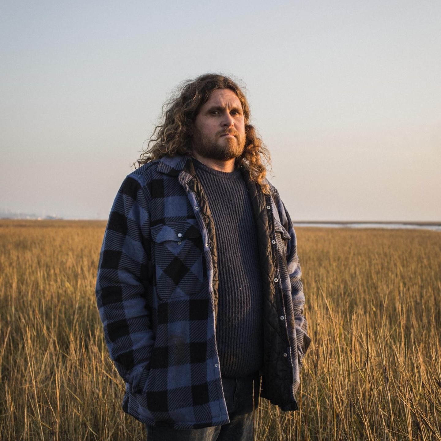 Portrait of Don on the beach by his home in The Wirral, UK.Don Staniford, Scottish Salmon Watch.The Wirral, UK 2019.Anastasia Taylor-Lind+44 7539 395966anastasiataylorlind@gmail.comwww.anastasiataylorlind.comÊ Seit 20 Jahren ringt der Umweltwissenschaftler Don Staniford mit der Aquakultur, die er als »Krebs an den Küsten« bezeichnet. Für seinen Kampf reist er aus England um die Welt, nach Chile, Neuseeland oder Kanada. Weil Lachs sein einziges Thema ist, nennt ihn seine Frau ein »One-trick pony«, jemanden, der nur eine Sache beherrscht