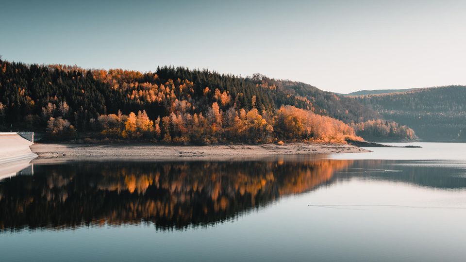 Granetalsperre im Herbst am Abend