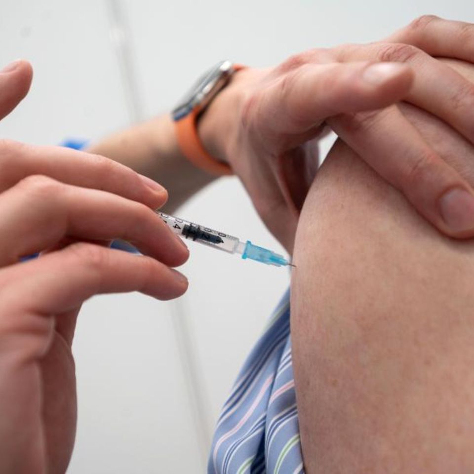 Intensiv wird derzeit erforscht, wie geschützt Geimpfte auch gegen die neuen Varianten des Coronavirus sind