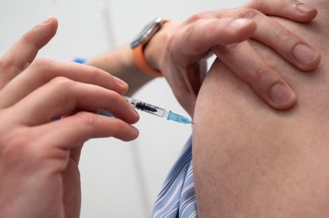 Intensiv wird derzeit erforscht, wie geschützt Geimpfte auch gegen die neuen Varianten des Coronavirus sind