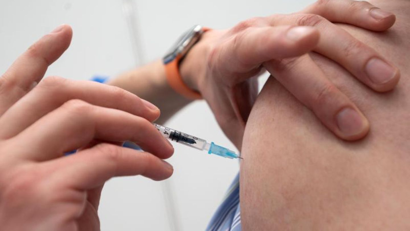 Intensiv wird derzeit erforscht, wie geschützt Geimpfte auch gegen die neuen Varianten des Coronavirus sind