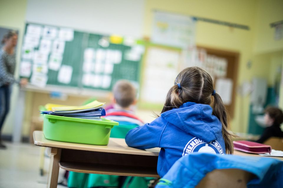 Kampf gegen das Virus: In den Schulen sitzen Schülerinnen und Schüler - wenn überhaupt - nur mit Abstand im Klassenraum. Wegen der Infektionsgefahr müssen viele Kinder von zuhause aus lernen In den Schulen sitzen Schülerinnen und Schüler - wenn überhaupt - nur mit Abstand im Klassenraum. Wegen der Infektionsgefahr müssen viele Kinder von zuhause aus lernen