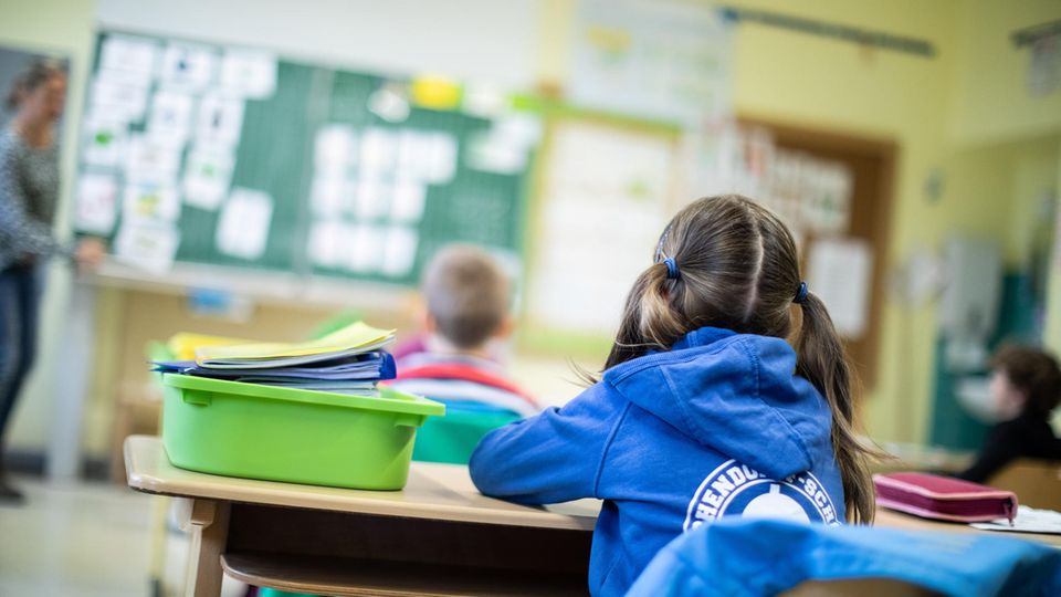 In den Schulen sitzen Schülerinnen und Schüler - wenn überhaupt - nur mit Abstand im Klassenraum. Wegen der Infektionsgefahr müssen viele Kinder von zuhause aus lernen