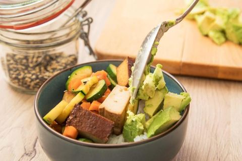 Gemüse-Bowl mit Tofu und Acodado
