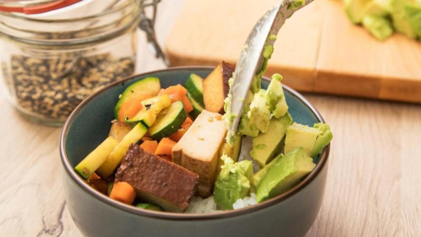 Gemüse-Bowl mit Tofu und Acodado Gemüse-Bowl mit Tofu und Acodado
