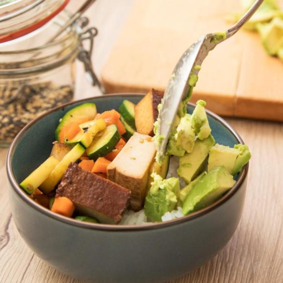 Gemüse-Bowl mit Tofu und Acodado Gemüse-Bowl mit Tofu und Acodado