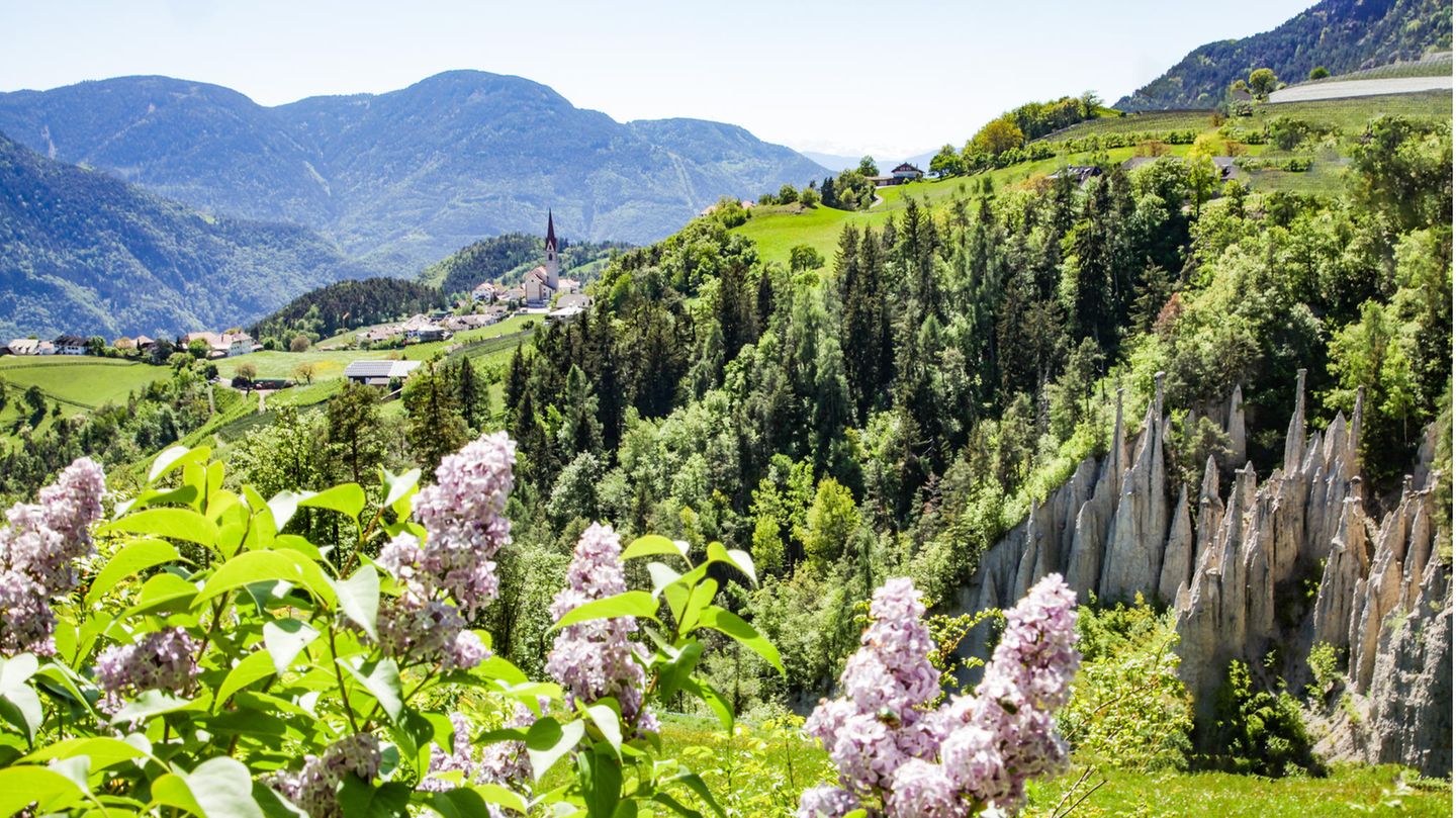 Keschtnweg: von Kloster Neustift nach Schloss Runkelstein Ausblick vom Keschtnweg auf die weißen Erdpyramiden und Unterinn