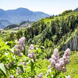 Ausblick vom Keschtnweg auf die weißen Erdpyramiden und Unterinn