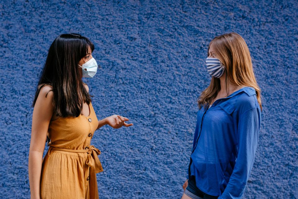 Frauen tragen Mund-Nasen-Maske