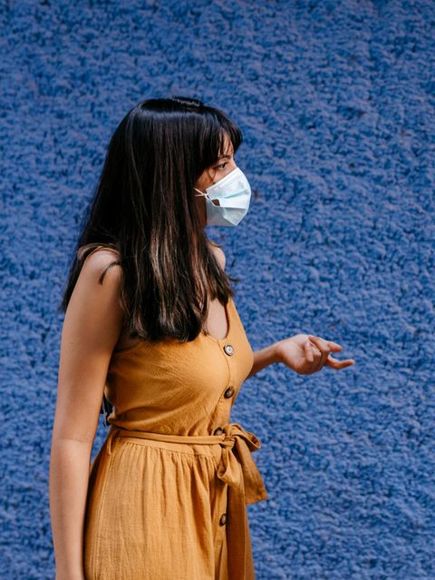 Frauen tragen Mund-Nasen-Maske