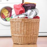 Wäschekorb steht vor einer Waschmaschine